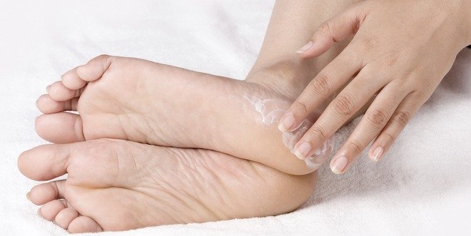 Moisturizing feet
