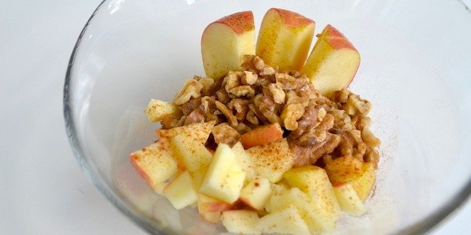 Oatmeal with apple and walnuts